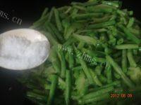 家常菜苦瓜炒豆角做法图解4)