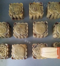 自制广式蛋黄月饼做法图解17)