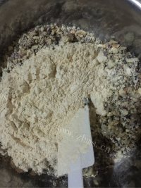自制广式五仁月饼做法图解7)