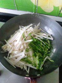 家常菜青椒炒茭白做法图解3)