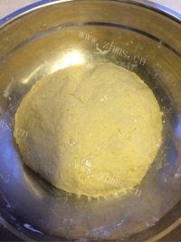 好吃的猪肉芹菜馅包子做法图解2)
