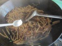 美味的咸菜炒肉做法图解11)