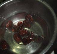 滋补的枸杞猪肝瘦肉汤做法图解4)