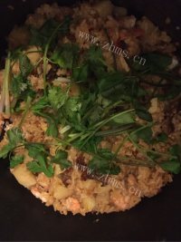 新鲜的海鲜土豆煲仔饭做法图解9)