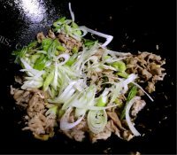 美味的葱爆孜然羊肉做法图解5)