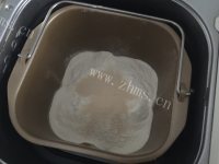 回味无穷的粗粮面包做法图解3)