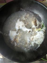 美味的萝卜丝鲫鱼汤做法图解6)