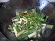 蒜苗回锅肉做法图解7)