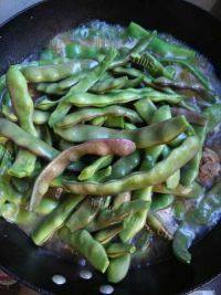 简单版排骨炖豆角做法图解6)