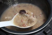 美味的红枣花生粥做法图解6)