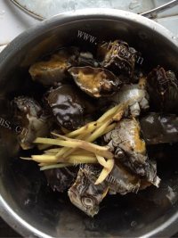 好吃不腻的鲜美河蟹粥做法图解2)