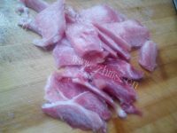 家常菜芹菜木耳炒肉做法图解2)