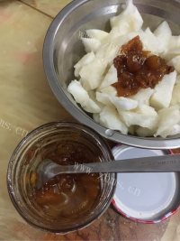 雪梨蒸枇杷做法图解3)