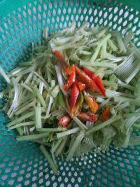浓香的芹菜炒五花肉做法图解2)