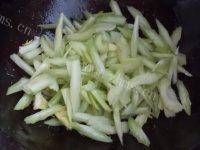 家常菜鸡蛋炒芹菜做法图解3)
