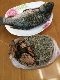 绵茵陈鲫鱼汤做法图解1)