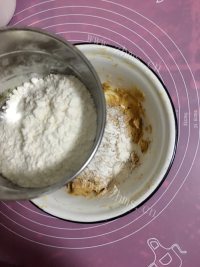 美味营养的红糖核桃饼干做法图解3)