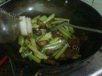 家常菜芹菜炒腊肉做法图解8)