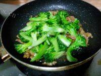 家常菜西兰花炒猪肉做法图解8)