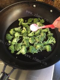 家常菜蒜香西兰花做法图解3)