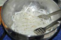 家常菜腊肠炒河粉做法图解3)