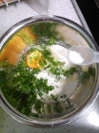 自制葱花鸡蛋饼做法图解3)