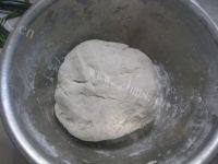 香喷喷的葱油饼做法图解3)