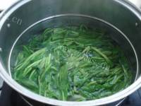 美味的果仁菠菜做法图解4)