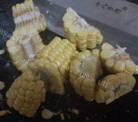 胡萝卜玉米骨头汤做法图解3)