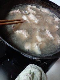 味道不错的莲藕排骨汤做法图解5)