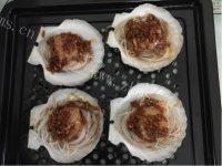 滋补的蒜蓉粉丝蒸扇贝做法图解7)