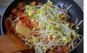 口感极佳的韩式泡菜五花肉做法图解6)