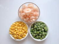 家常菜玉米豌豆炒虾仁做法图解1)