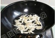 美味的平菇肉末汤做法图解3)