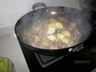 鸡肉炖土豆做法图解4)