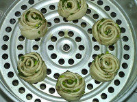 椒盐葱香玫瑰花卷做法图解17)