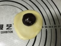 营养丰富的豆沙菊花酥做法图解9)
