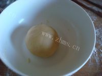 美味的豆沙馅菊花酥做法图解5)