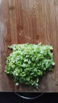 好吃的青椒鸡蛋榨菜炒饭做法图解2)