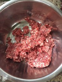 美味的炸猪肉丸子做法图解1)