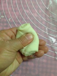 唇齿留香的豆沙菊花酥做法图解16)
