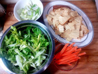 家常菜西芹炒豆皮做法图解1)