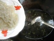 美味的小白菜粉条汤做法图解8)