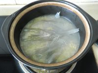美味的东北酸菜炖羊骨做法图解11)