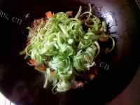 家常菜芹菜炒香菇做法图解8)