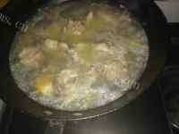 美味的鸡腿炖土豆胡萝卜做法图解2)