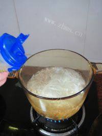 美味的金针菇肉丸汤做法图解10)