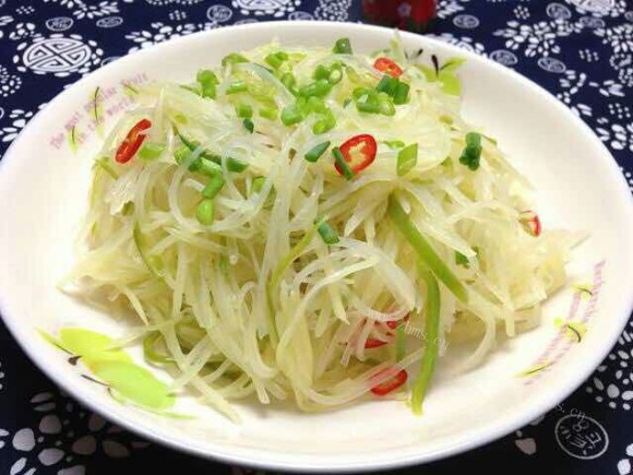 色泽鲜亮的醋溜土豆丝
