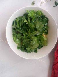 家常菜芹菜叶炒鸡蛋做法图解3)