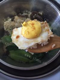 美味的电饭锅版煲仔饭做法图解5)
